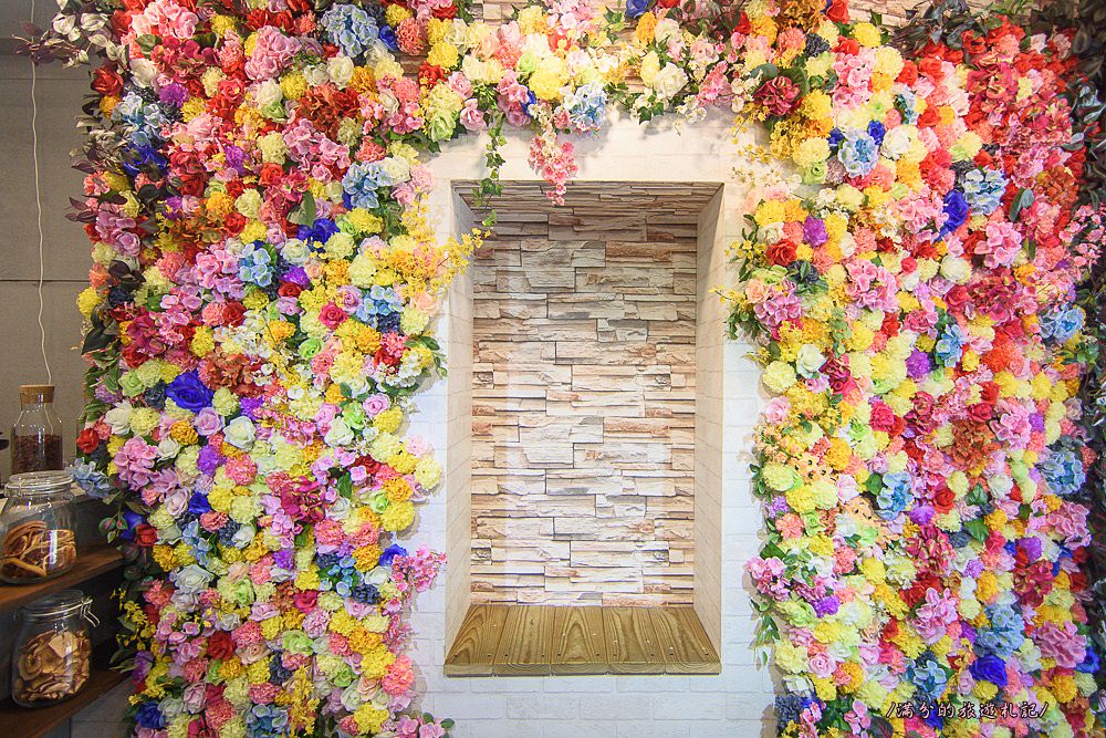 台中西區美食》花匠The Florist 療癒系漸層果昔 訪店必拍浪漫花框牆
