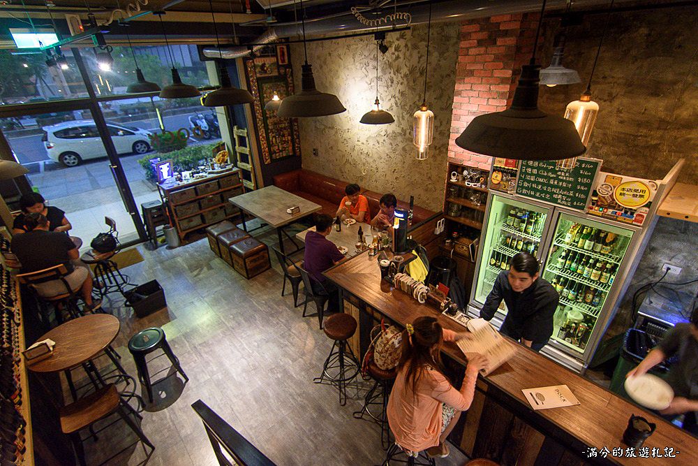 新竹東區美食》DOCK道可小酒館 美味雙拼PIZZA＆精釀啤酒 竹科絕佳享受的飲酒空間