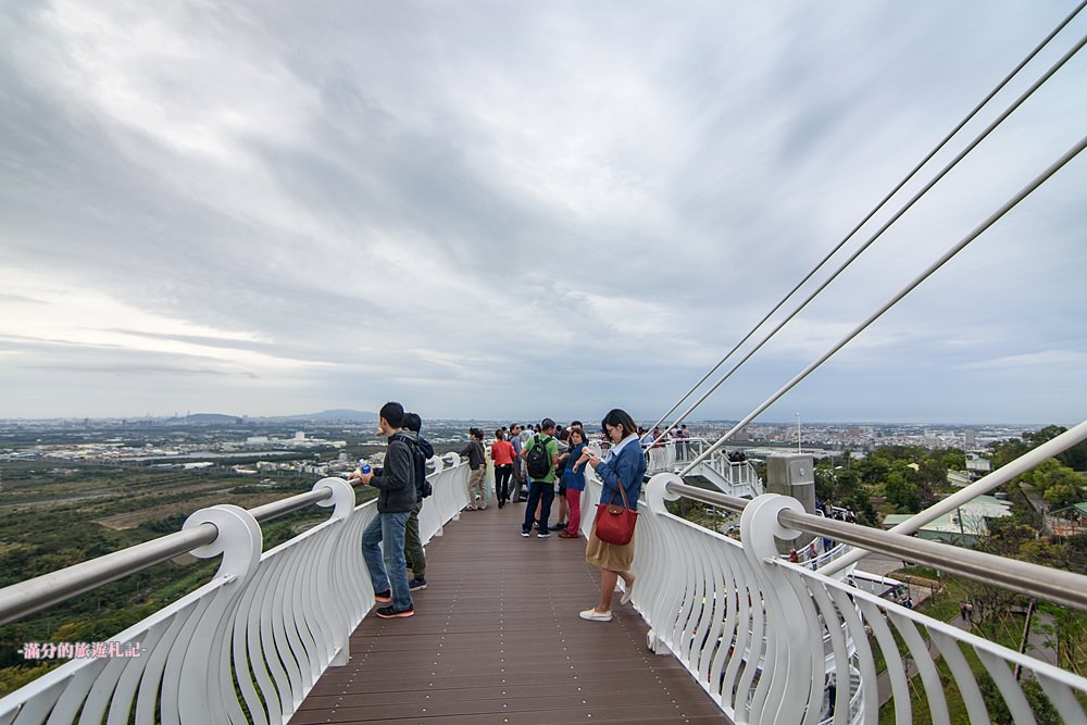 高雄岡山景點|崗山之眼|高雄新地標.提琴橋廊建築.360度遼闊視野~漂浮在高空中的天空步道!