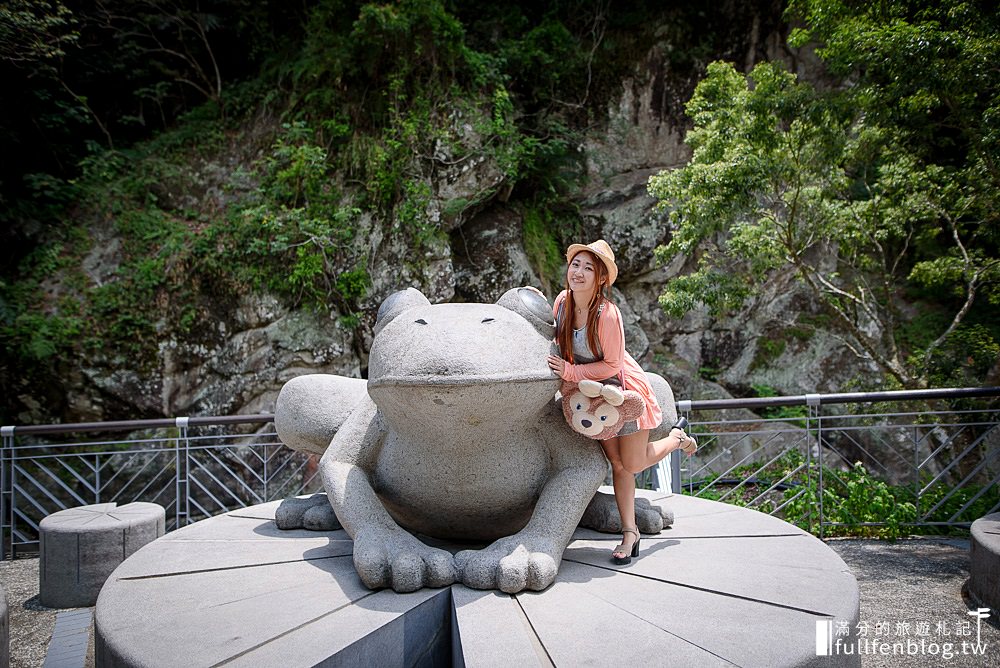 新竹尖石景點|青蛙石天空步道|交通&購票方式|走玻璃步道.看瀑布.敲愛戀鐘.看青蛙石|超壯觀~大自然的工藝品!