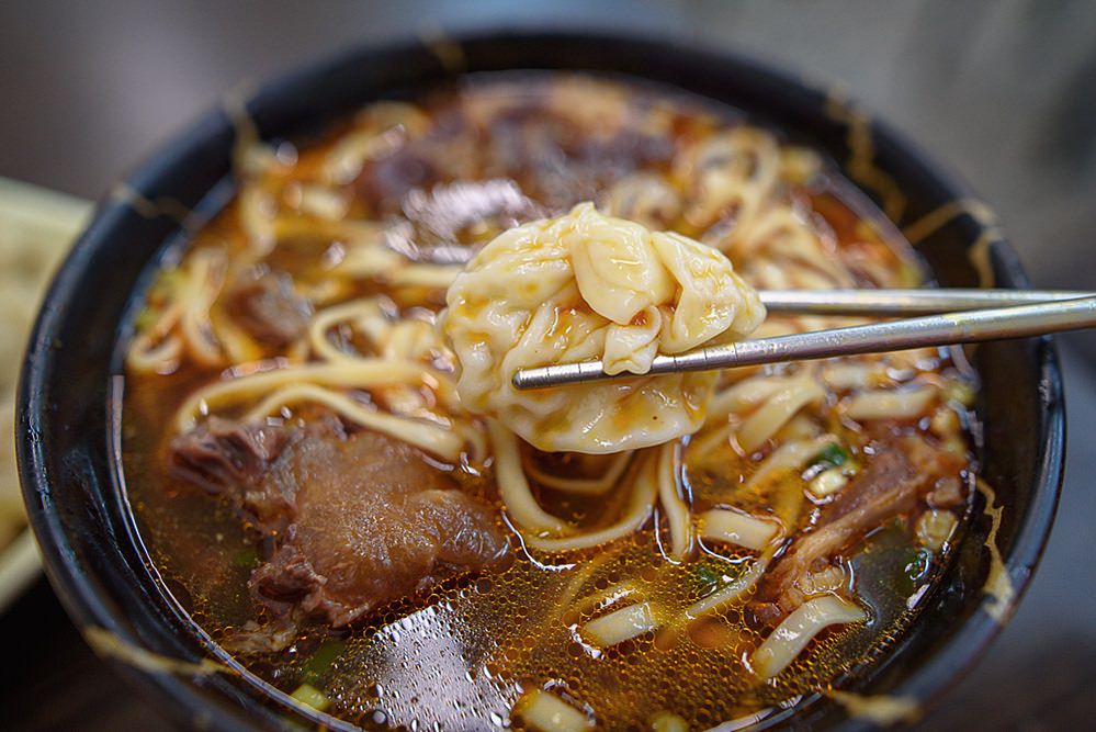 新北新莊美食》阿忠牛肉麵|湯濃味美肉大塊，真材實料大份量，可免費加湯~飄香30年的好味滋味!