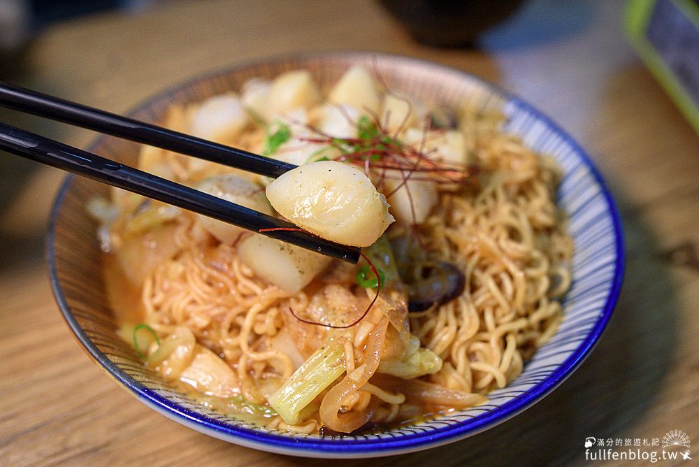 新竹東區美食》小東門-蒸烤鮮飯食|東門市場日式料理|蓋飯.海鮮.炸物.串烤~享受聚會用餐喝酒的好時光!