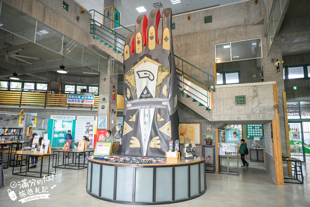 彰化【台灣手套博物館】免門票親子觀光工廠.套圈圈.打彈珠.釣魚.滑步車免費玩,還能看高鐵奔馳~世界最大手套就在這!