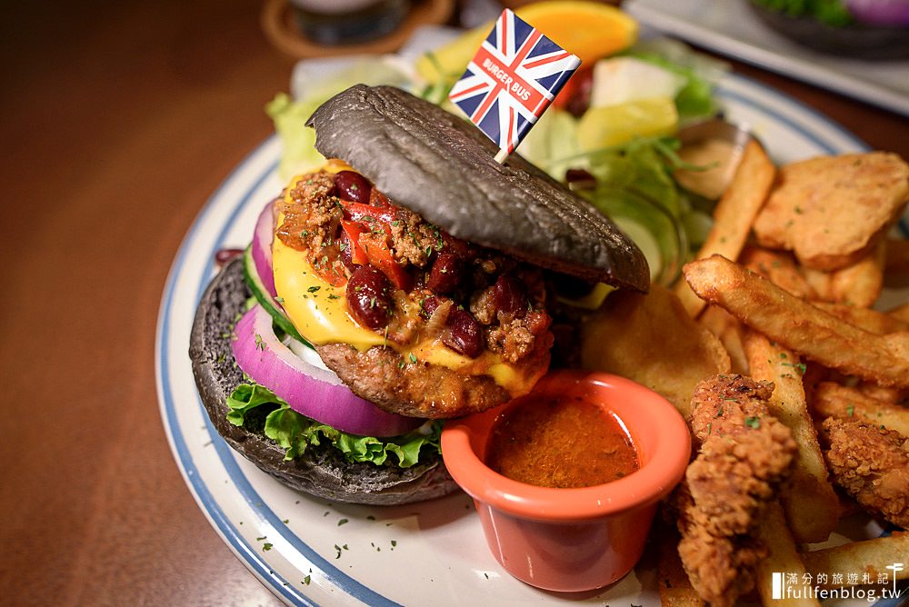 台中美食|漢堡巴士Burger Bus|英倫風主題餐廳|浮誇厚實漢堡上桌~在台也能品嚐英式經典早午餐!
