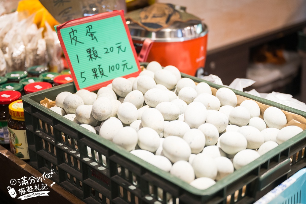 宜蘭【謝記休閒農場-鴨寮故事館】近距離餵鴨.還能抱抱黃色小鴨超有趣.走進鴨寮抓蛋作鹹蛋好特別!