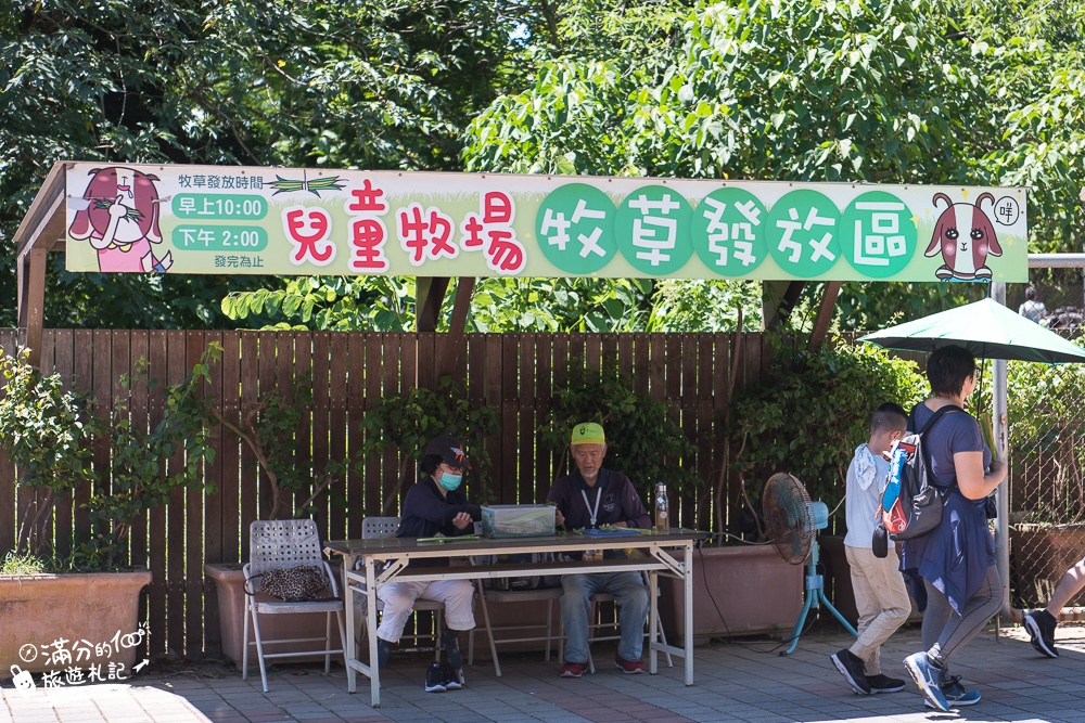 高雄壽山動物園最新天空步道|親子景點.餵小羊.看小鹿.搭小火車~與紅毛猩猩.萬獸之王合影拍美照!