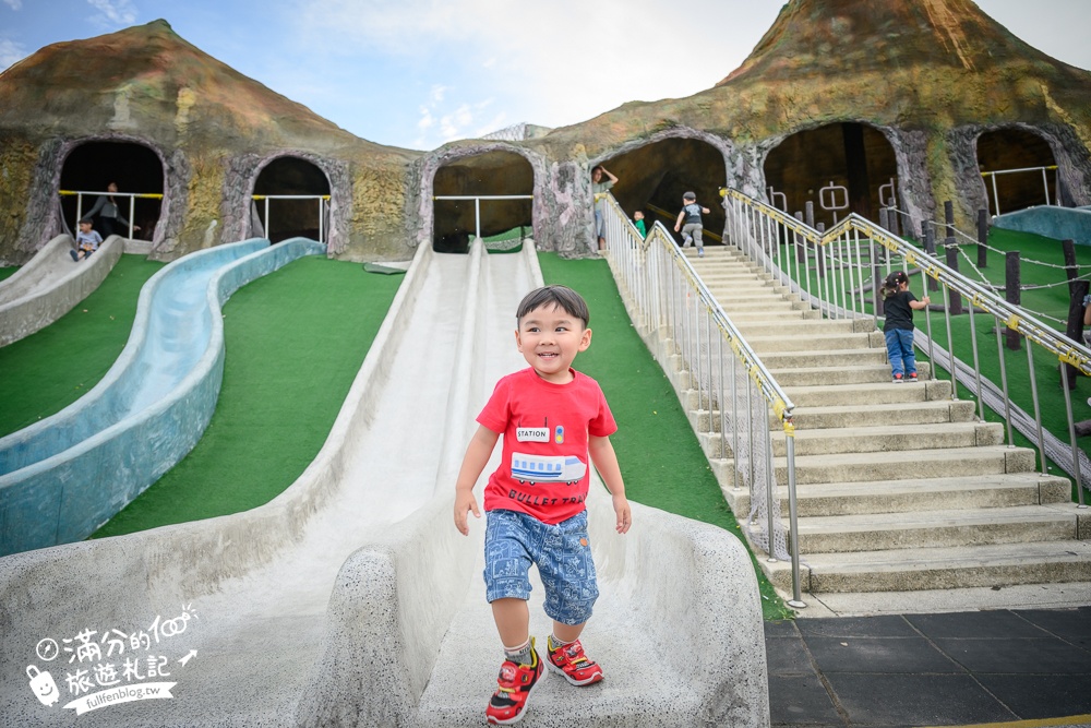 苗栗親子公園【竹南獅山親子公園】火炎山主題溜滑梯超好玩.彩虹步道.蘑菇屋.還能玩水玩沙超放電~竹南新地標!