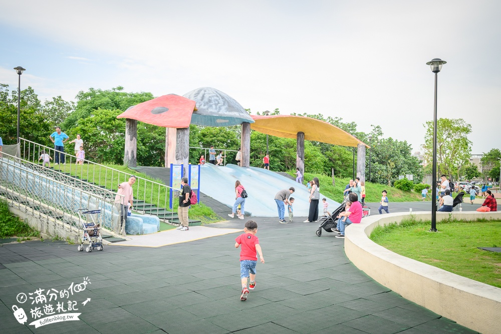 苗栗親子公園【竹南獅山親子公園】火炎山主題溜滑梯超好玩.彩虹步道.蘑菇屋.還能玩水玩沙超放電~竹南新地標!