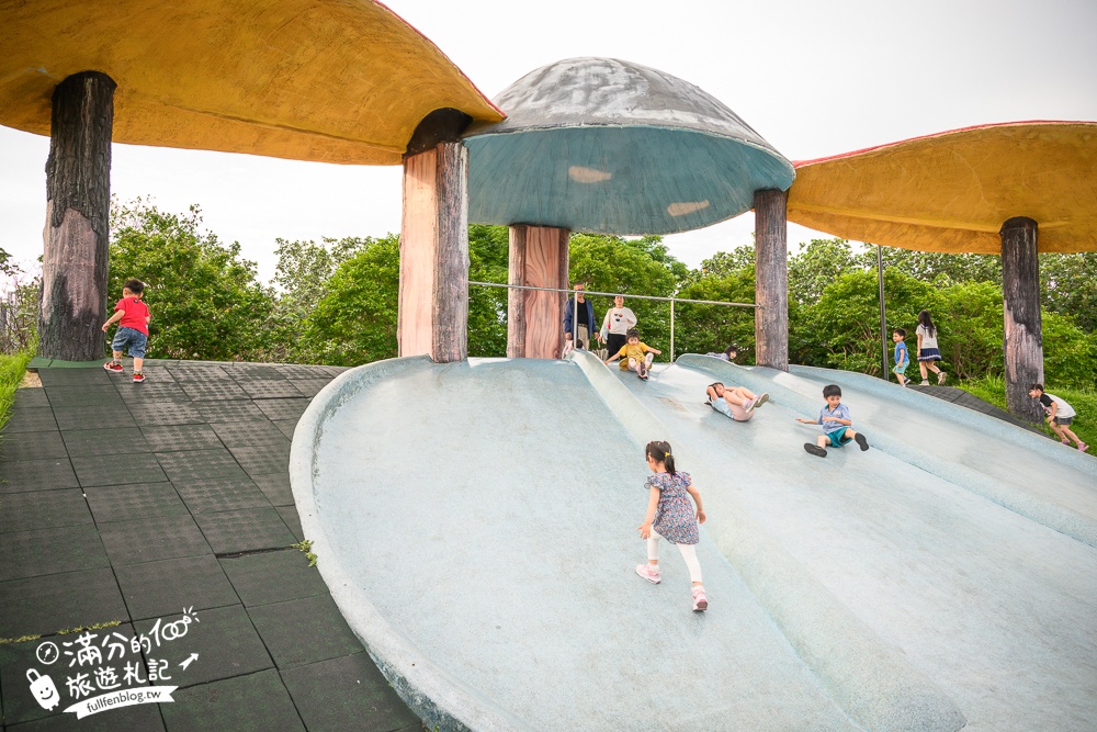 苗栗親子公園【竹南獅山親子公園】火炎山主題溜滑梯超好玩.彩虹步道.蘑菇屋.還能玩水玩沙超放電~竹南新地標!