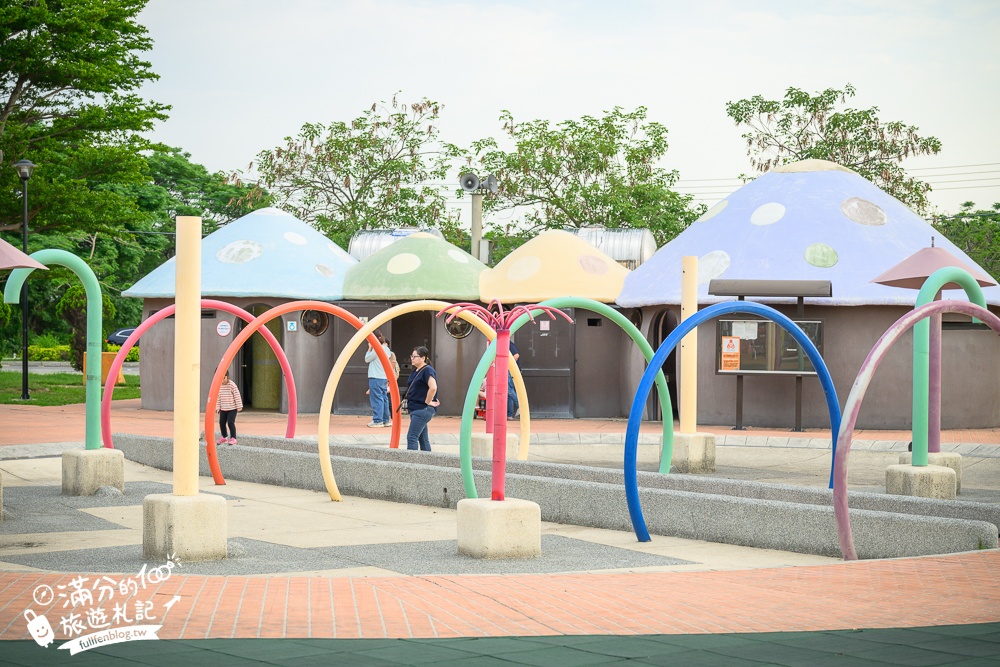 苗栗親子公園【竹南獅山親子公園】火炎山主題溜滑梯超好玩.彩虹步道.蘑菇屋.還能玩水玩沙超放電~竹南新地標!