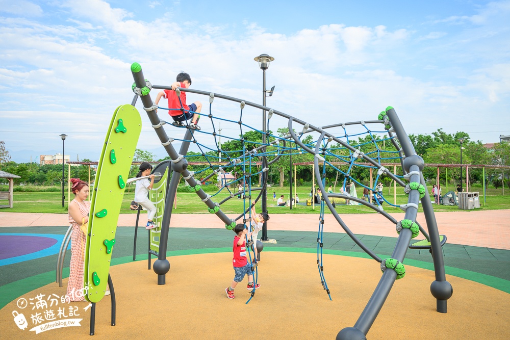 苗栗親子公園【竹南獅山親子公園】火炎山主題溜滑梯超好玩.彩虹步道.蘑菇屋.還能玩水玩沙超放電~竹南新地標!