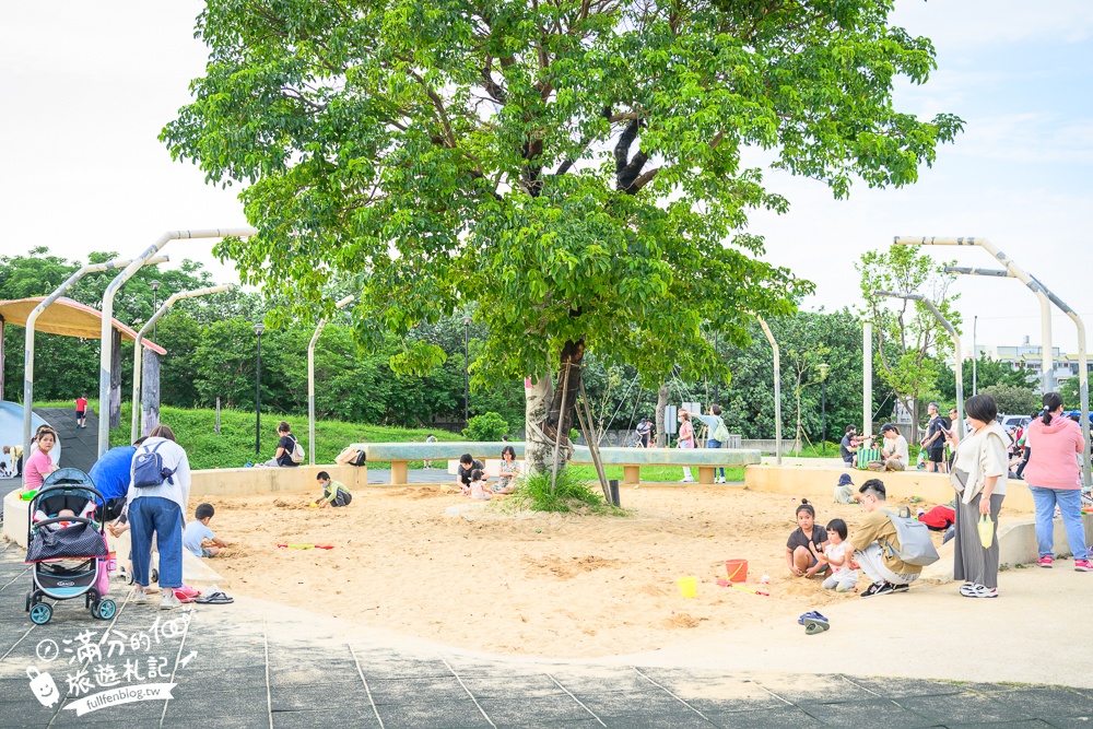 苗栗親子公園【竹南獅山親子公園】火炎山主題溜滑梯超好玩.彩虹步道.蘑菇屋.還能玩水玩沙超放電~竹南新地標!