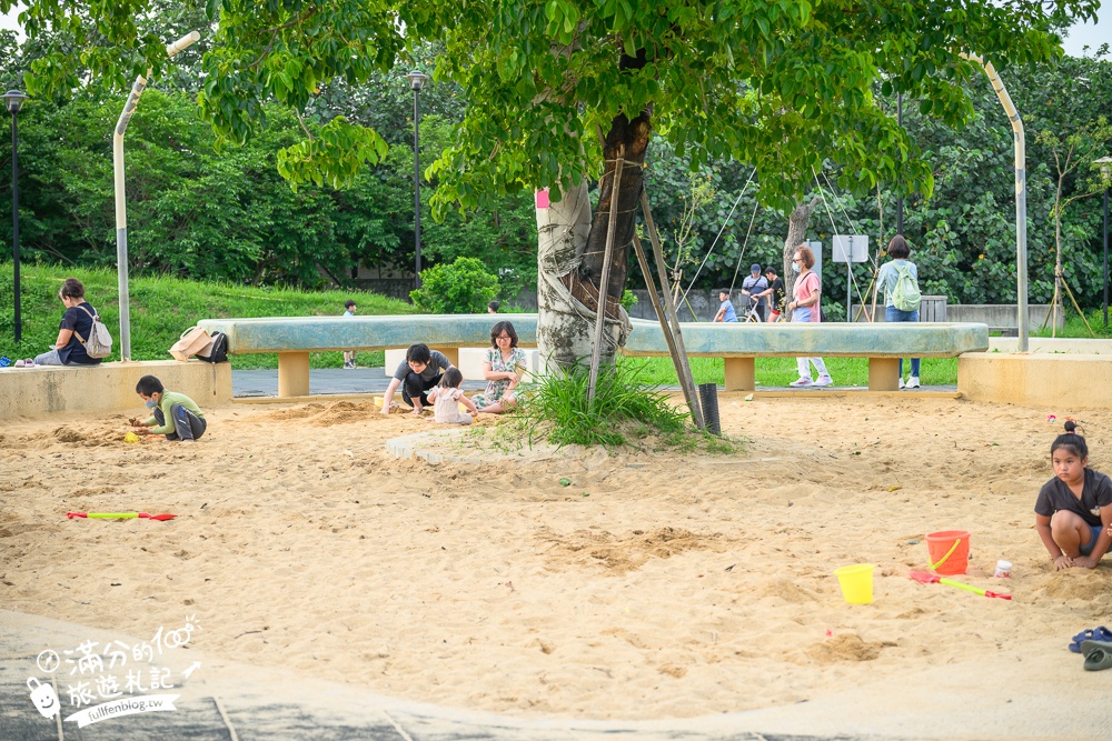 苗栗親子公園【竹南獅山親子公園】火炎山主題溜滑梯超好玩.彩虹步道.蘑菇屋.還能玩水玩沙超放電~竹南新地標!