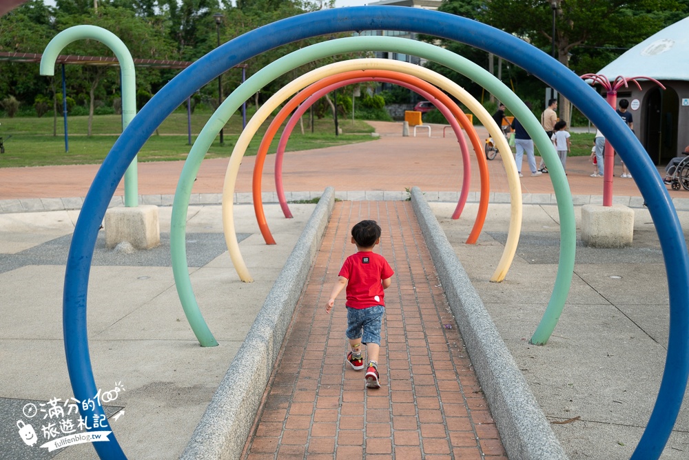 苗栗親子公園【竹南獅山親子公園】火炎山主題溜滑梯超好玩.彩虹步道.蘑菇屋.還能玩水玩沙超放電~竹南新地標!