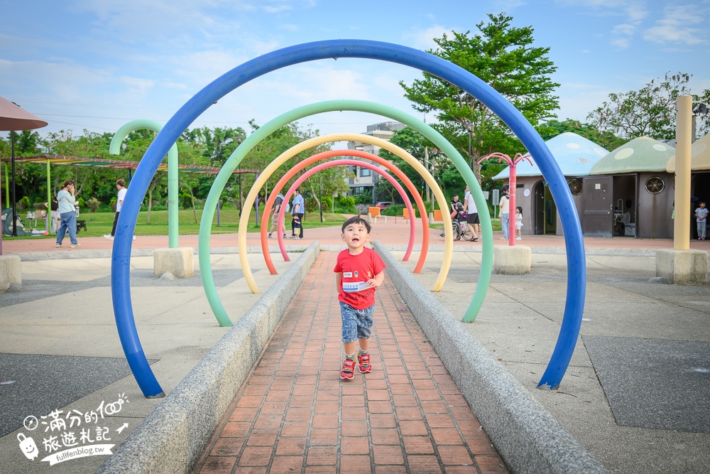 苗栗親子公園【竹南獅山親子公園】火炎山主題溜滑梯超好玩.彩虹步道.蘑菇屋.還能玩水玩沙超放電~竹南新地標!