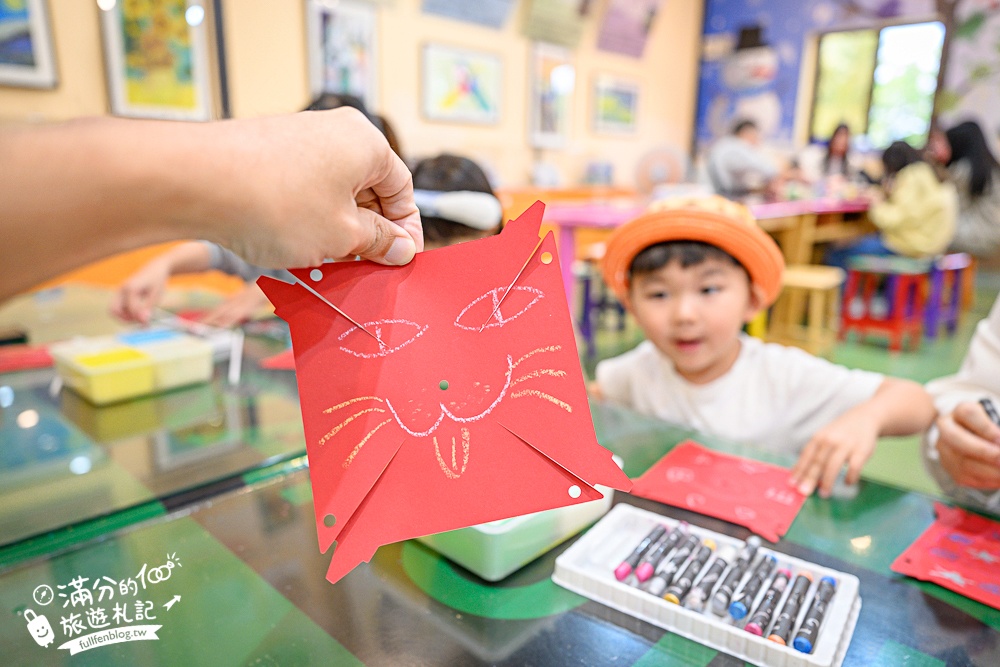 宜蘭【蜡藝蠟筆城堡】宜蘭蠟筆觀光工廠.亞洲室內最狂８樓高彩虹溜滑梯.蠟筆超人太吸睛啦!