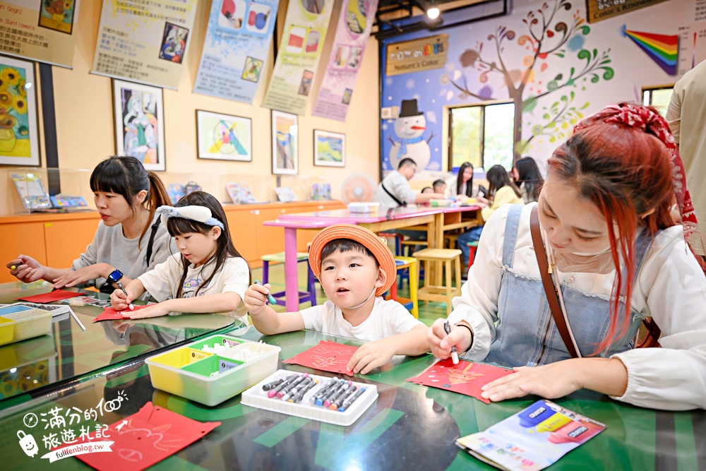 宜蘭【蜡藝蠟筆城堡】宜蘭蠟筆觀光工廠.亞洲室內最狂８樓高彩虹溜滑梯.蠟筆超人太吸睛啦!