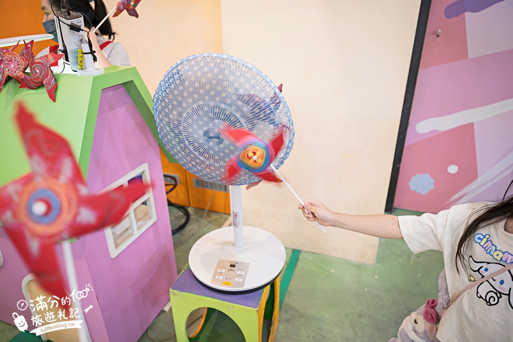 宜蘭【蜡藝蠟筆城堡】宜蘭蠟筆觀光工廠.亞洲室內最狂８樓高彩虹溜滑梯.蠟筆超人太吸睛啦!