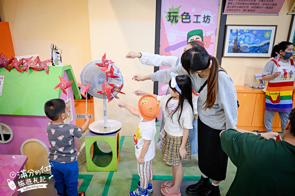 宜蘭【蜡藝蠟筆城堡】宜蘭蠟筆觀光工廠.亞洲室內最狂８樓高彩虹溜滑梯.蠟筆超人太吸睛啦!