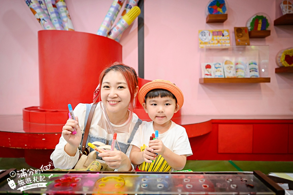 宜蘭【蜡藝蠟筆城堡】宜蘭蠟筆觀光工廠.亞洲室內最狂８樓高彩虹溜滑梯.蠟筆超人太吸睛啦!