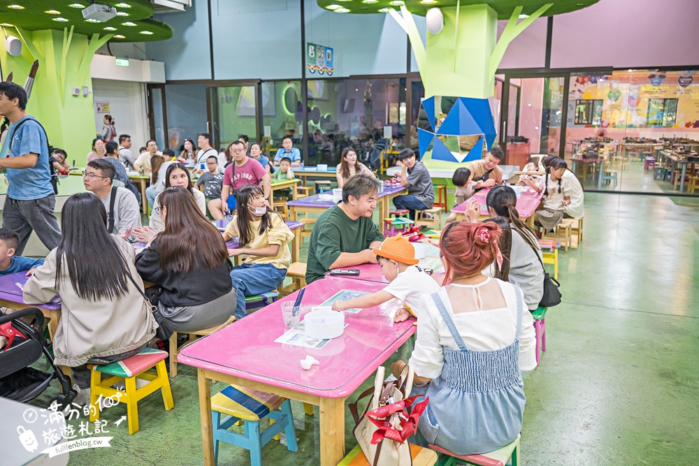 宜蘭【蜡藝蠟筆城堡】宜蘭蠟筆觀光工廠.亞洲室內最狂８樓高彩虹溜滑梯.蠟筆超人太吸睛啦!