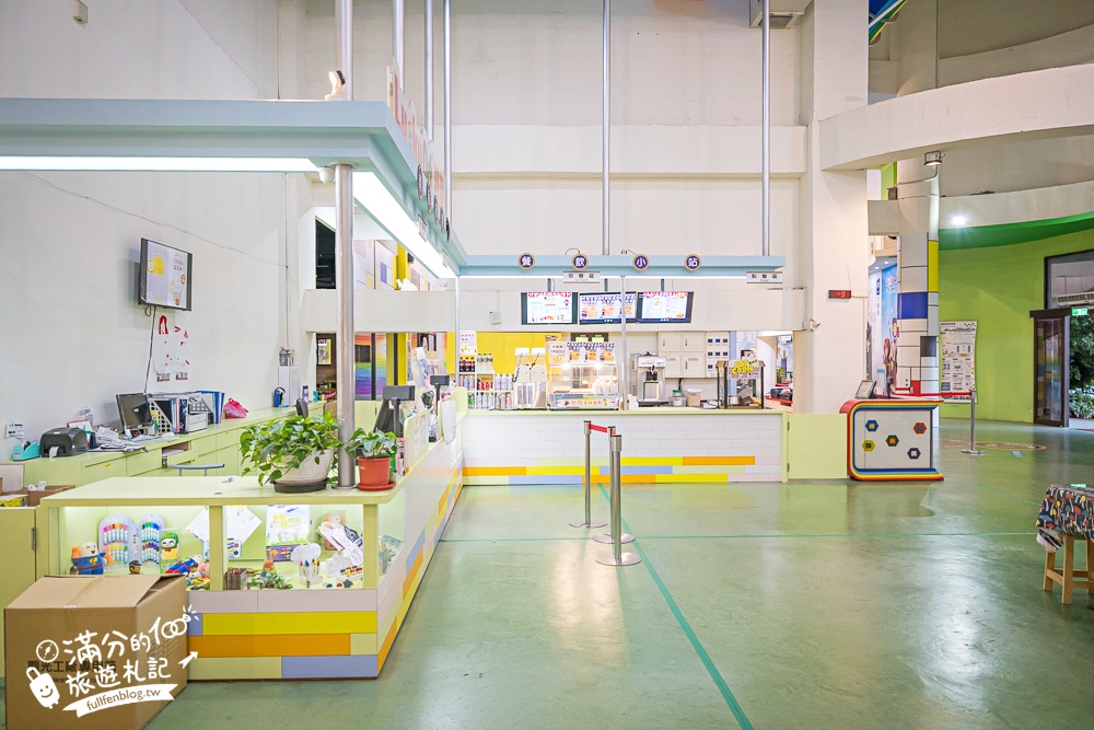 宜蘭【蜡藝蠟筆城堡】宜蘭蠟筆觀光工廠.亞洲室內最狂８樓高彩虹溜滑梯.蠟筆超人太吸睛啦!