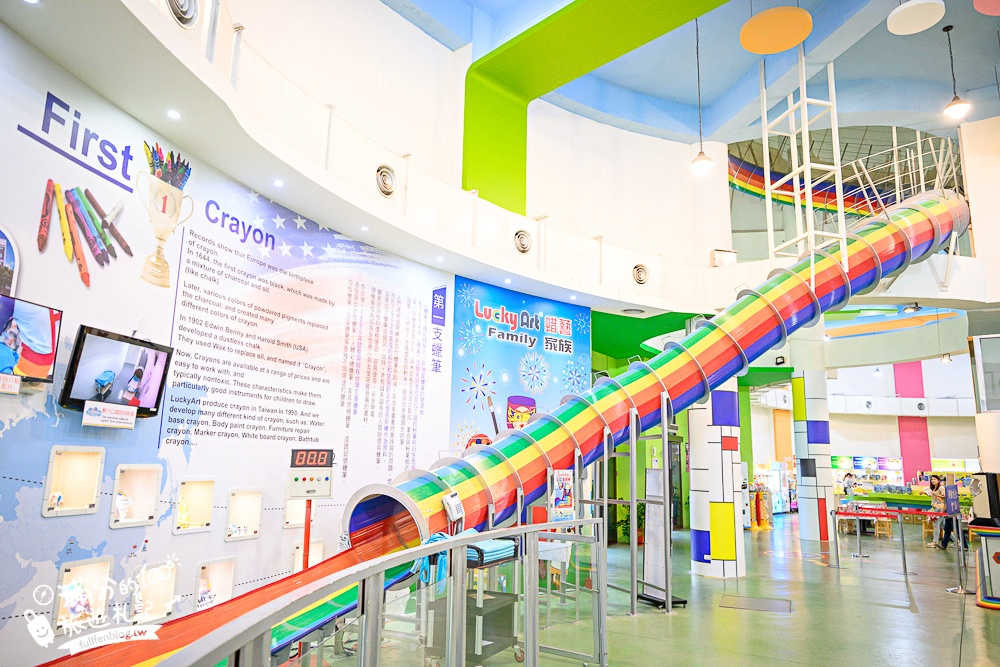 宜蘭【蜡藝蠟筆城堡】宜蘭蠟筆觀光工廠.亞洲室內最狂８樓高彩虹溜滑梯.蠟筆超人太吸睛啦!