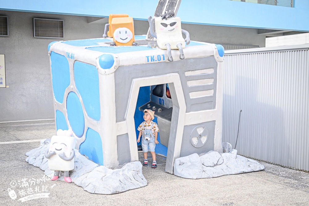 嘉義景點【老楊方城市】方塊酥觀光工廠,免門票參觀.拍3D彩繪.看方塊酥生產線.玩太空艙球池.方塊酥免費試吃~探索方塊酥的秘密基地!