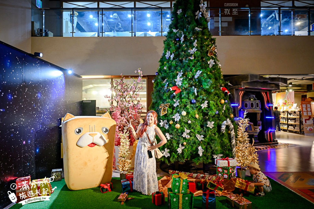 嘉義景點【老楊方城市】方塊酥觀光工廠,免門票參觀.拍3D彩繪.看方塊酥生產線.玩太空艙球池.方塊酥免費試吃~探索方塊酥的秘密基地!