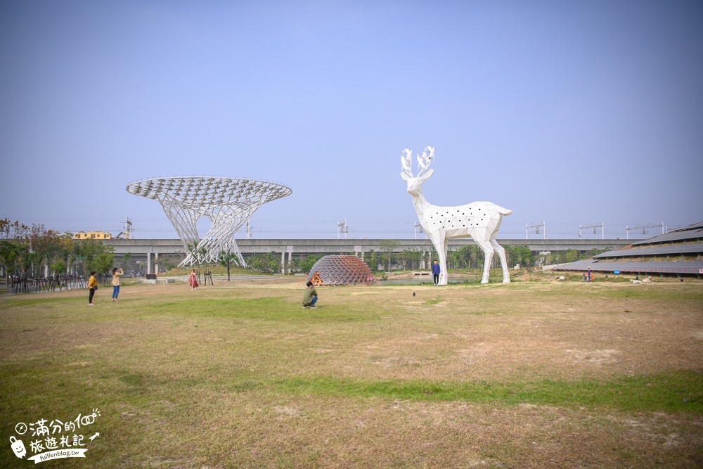 台南新景點|綠能科技示範場域|梅花鹿風車地景.能源大樹.紅毯木棉花道|超吸睛~巨無霸小鹿斑比出沒啦!