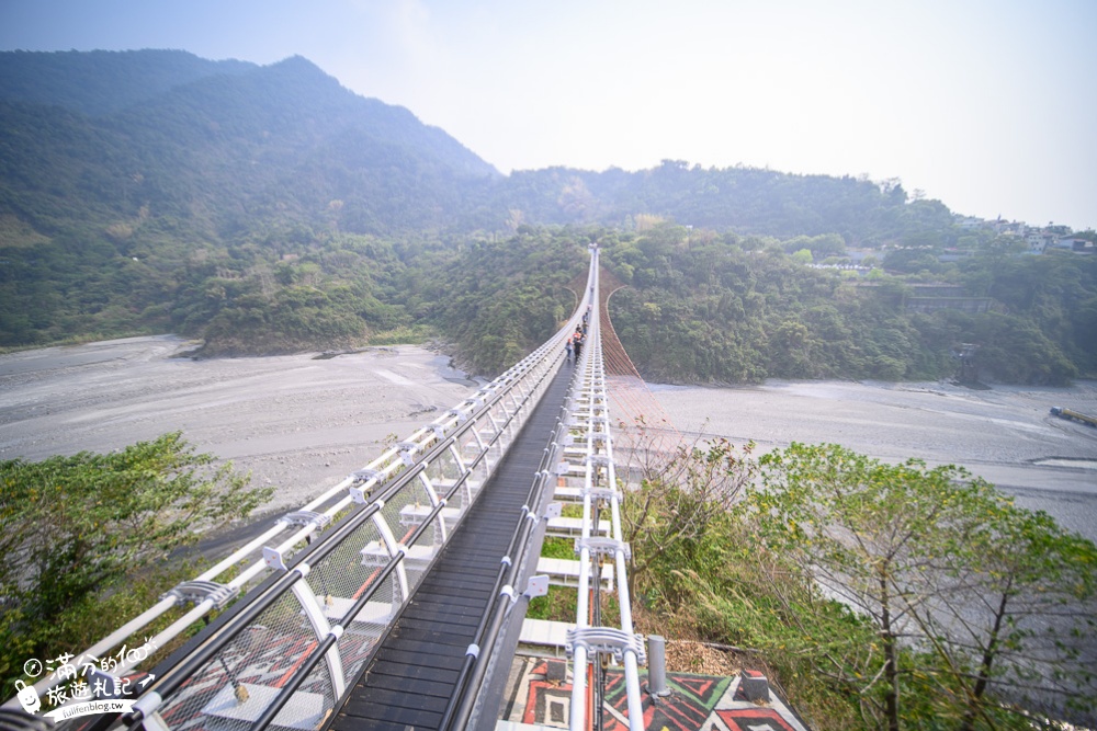 屏東三地門景點|山川琉璃吊橋|免爬山~輕鬆攻略吊橋美景，溪谷上的微笑曲線|屏東美麗的藝術之橋!