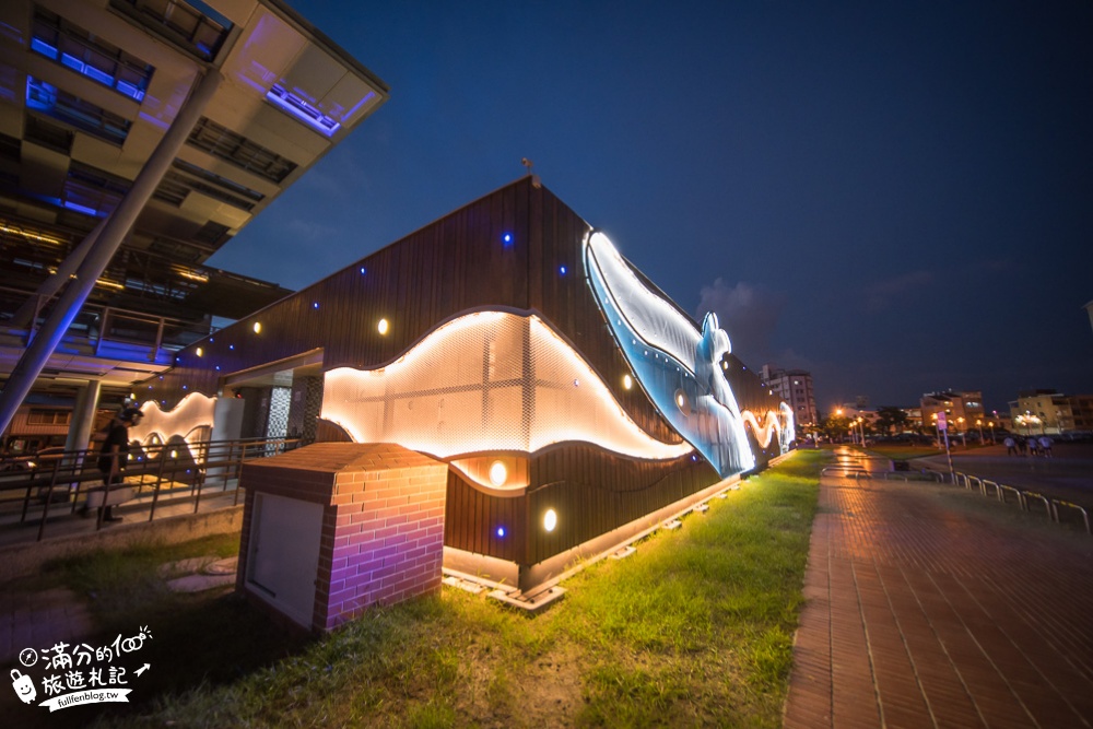 台南景點|安平漁人碼頭(免門票).東牧景觀餐廳.與鯨同行遊運河|好夢幻~會發光的大鯨魚超吸睛!