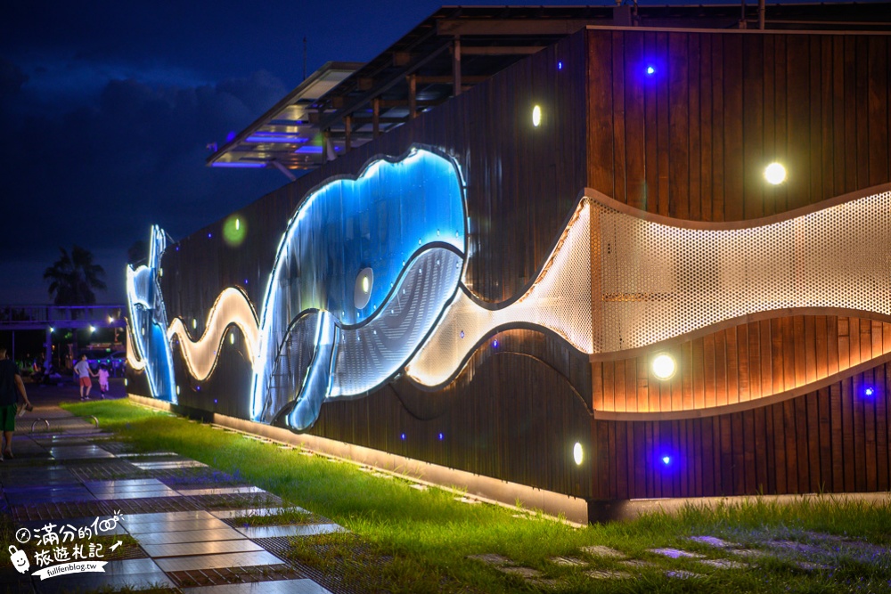 台南景點|安平漁人碼頭(免門票).東牧景觀餐廳.與鯨同行遊運河|好夢幻~會發光的大鯨魚超吸睛!