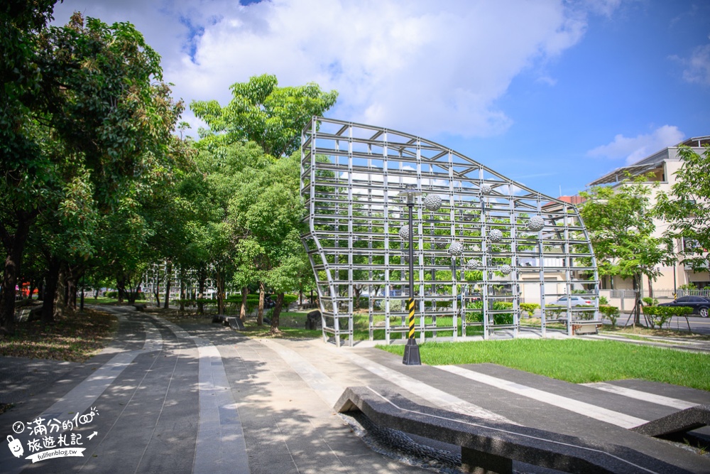 台南景點|新營美術園區(免門票)彩虹長廊.巨無霸紅椅.漂漂河|超古錐~不二良小鼠陪你探索藝術!