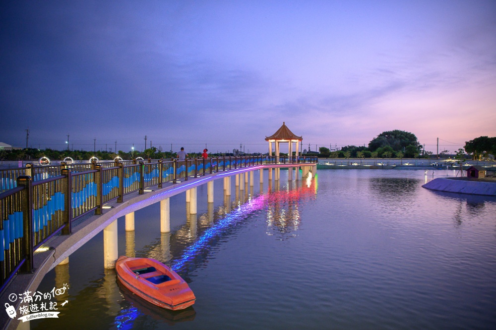 彰化新景點|二林七彩湖公園(免門票)超夢幻彩虹光廊|顏料打翻了~漸層色湖畔!