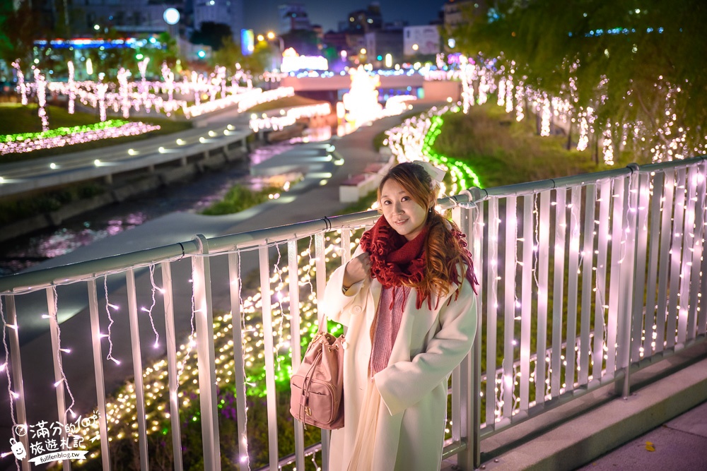 台中景點|柳川水岸景觀步道(免門票)水中聖誕樹. 薑餅蛋糕屋~夢幻光廊迎新年!