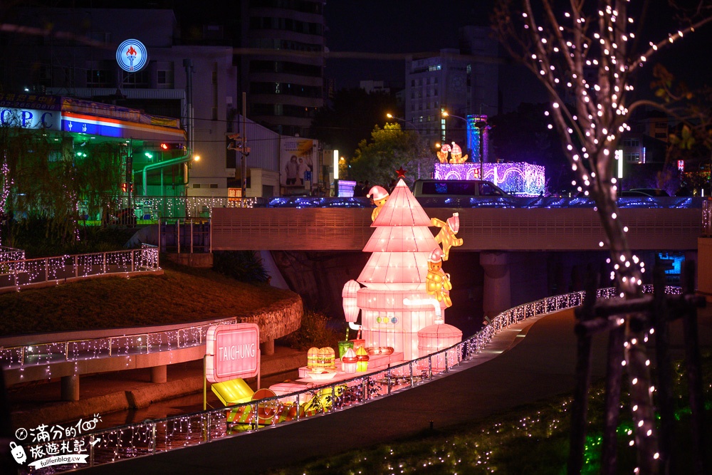 台中景點|柳川水岸景觀步道(免門票)水中聖誕樹. 薑餅蛋糕屋~夢幻光廊迎新年!