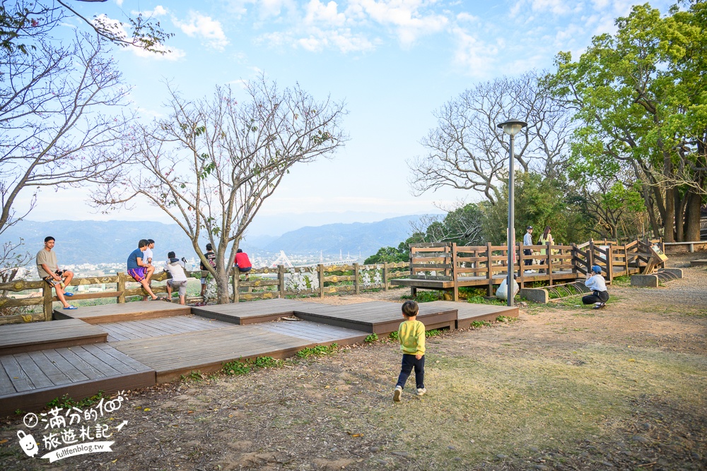 【2025苗栗銅鑼炮仗花海公園】炮仗花瀑布最新花況.銅鑼工業區花海,超亮眼的黃金西北雨~一景兩色賞櫻花!