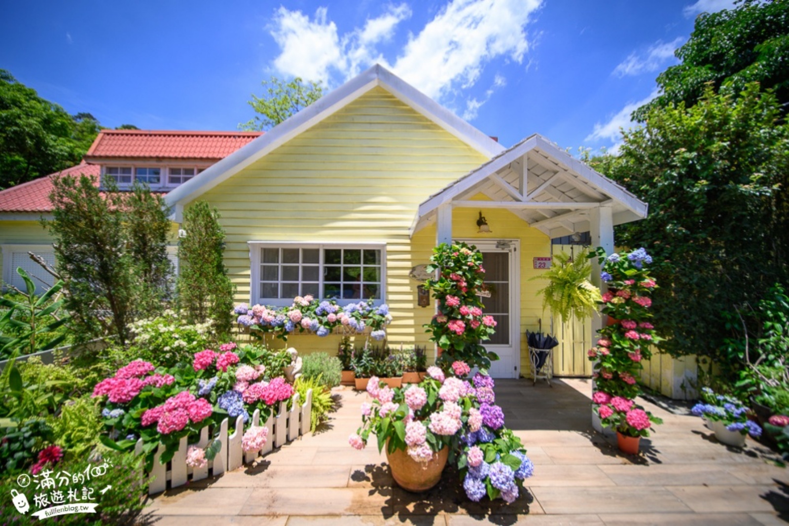 桃園景點【普拉多山丘假期景觀餐廳】復興鄉歐風小屋.英式下午茶.逛花園.住宿都滿足,繡球花綻放中~超夢幻童話莊園裡! @滿分的旅遊札記
