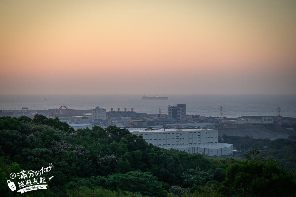 桃園夜景推薦【古山星辰親子咖啡廳】看飛機.賞落日.百萬夜景,山林裡的夢幻玻璃屋,還有兒童小火車和溜滑梯唷!