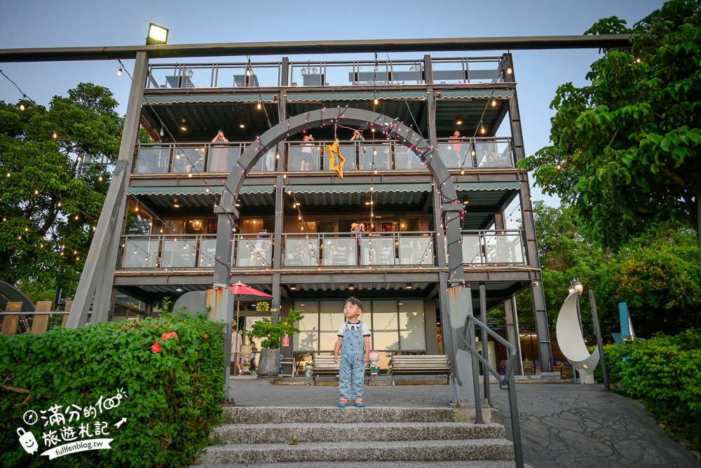 桃園夜景推薦【古山星辰親子咖啡廳】看飛機.賞落日.百萬夜景,山林裡的夢幻玻璃屋,還有兒童小火車和溜滑梯唷!