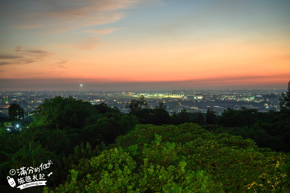 桃園夜景推薦【古山星辰親子咖啡廳】看飛機.賞落日.百萬夜景,山林裡的夢幻玻璃屋,還有兒童小火車和溜滑梯唷!