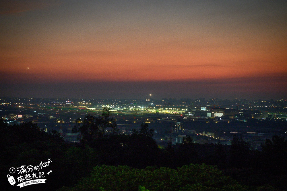 桃園夜景推薦【古山星辰親子咖啡廳】看飛機.賞落日.百萬夜景,山林裡的夢幻玻璃屋,還有兒童小火車和溜滑梯唷!