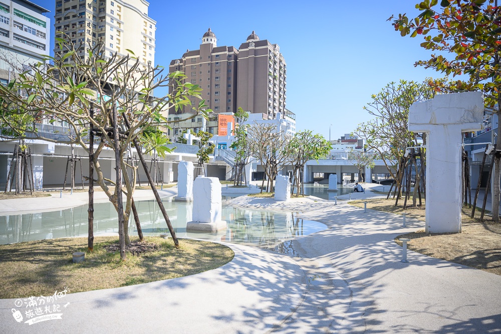 台南景點|河樂廣場(免門票)台南最大親水公園.免費玩水|白色系水景廣場~秒置身夢幻島渡假趣!