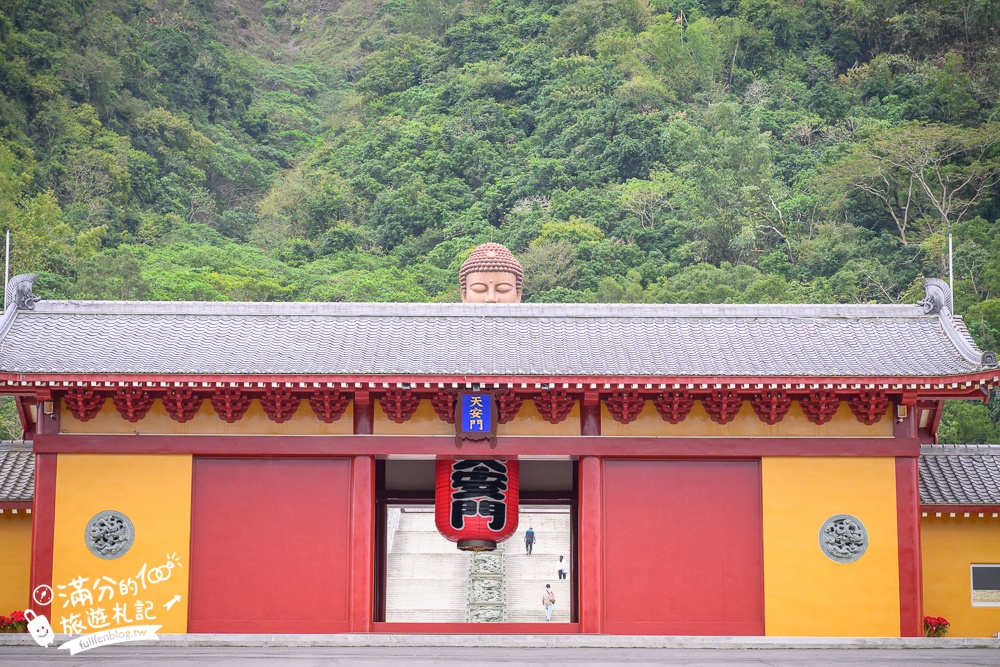高雄六龜景點【彩虹山六龜大佛】七層樓高雄偉大佛,坐巨大金佛手超開運~跟著大佛視角眺望秀麗山景!