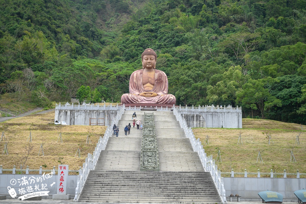 高雄六龜景點【彩虹山六龜大佛】七層樓高雄偉大佛,坐巨大金佛手超開運~跟著大佛視角眺望秀麗山景!