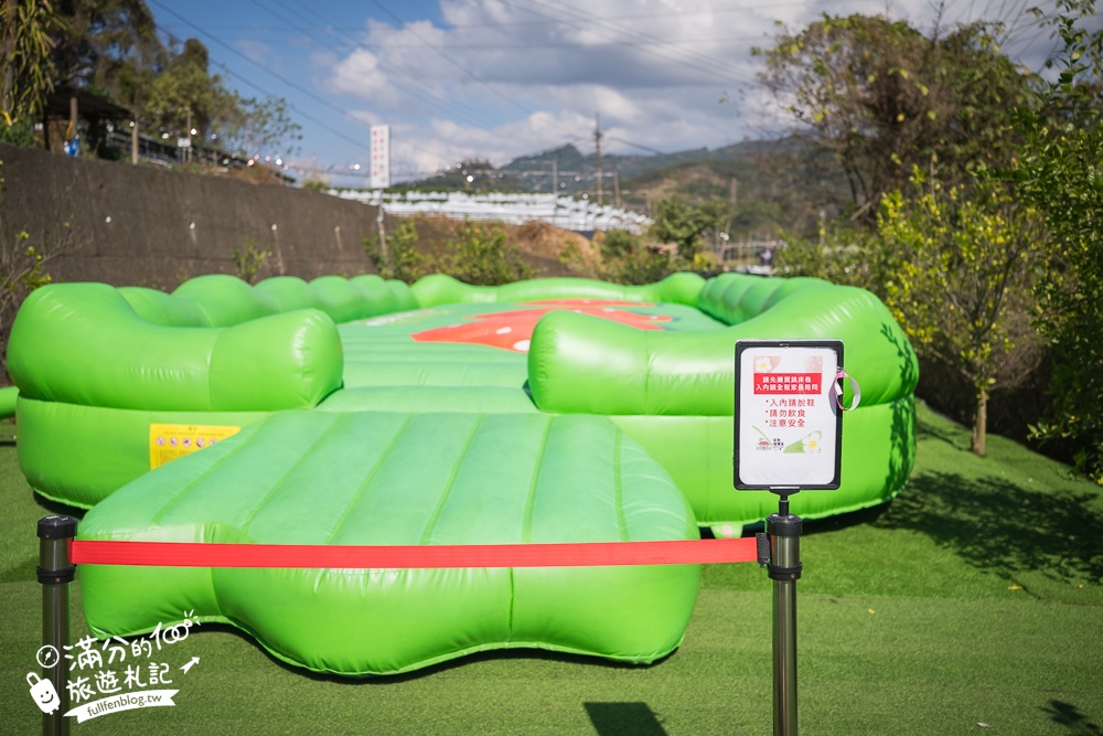 苗栗大湖【紅色琉璃瓦草莓園】免門票網美系高架草莓園.採紅寶石大草莓,還能喝咖啡下午茶!