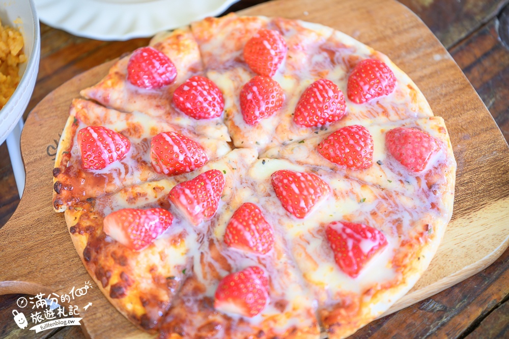 苗栗大湖【紅色琉璃瓦草莓園】免門票網美系高架草莓園.採紅寶石大草莓,還能喝咖啡下午茶!