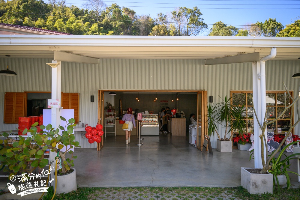 苗栗大湖【紅色琉璃瓦草莓園】免門票網美系高架草莓園.採紅寶石大草莓,還能喝咖啡下午茶!