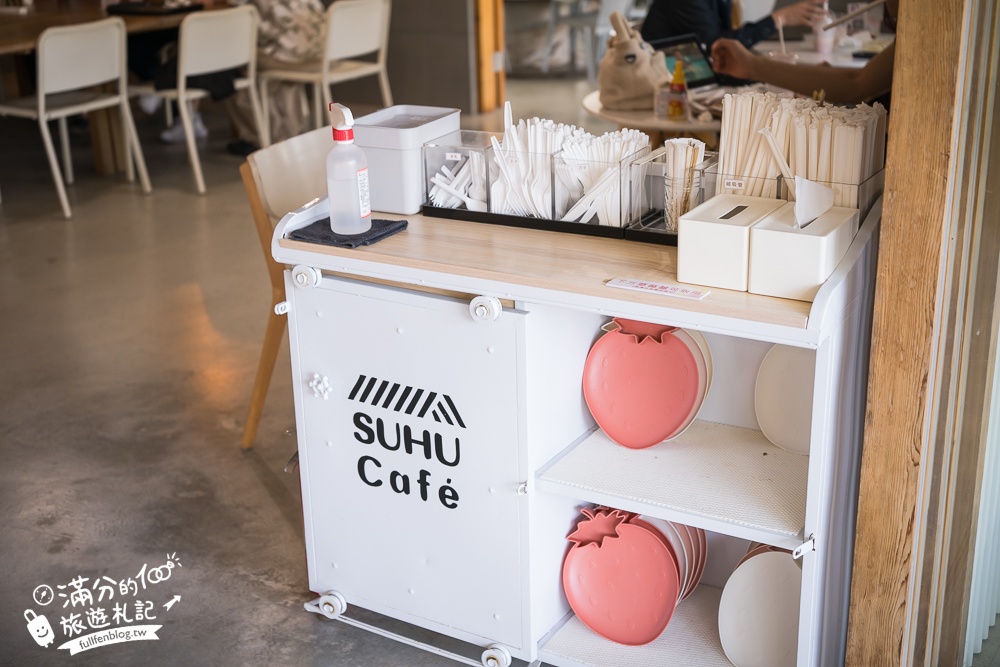 苗栗大湖【紅色琉璃瓦草莓園】免門票網美系高架草莓園.採紅寶石大草莓,還能喝咖啡下午茶!